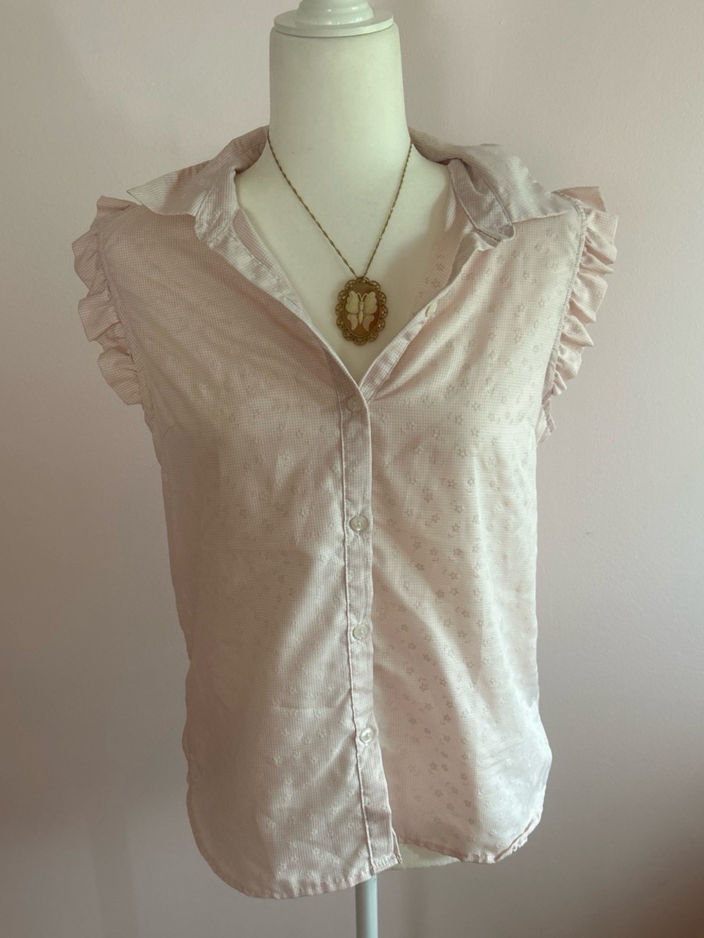 Vintage pink blouse with small pink floral print 🍥
